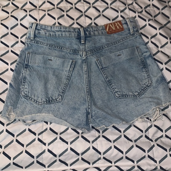 Zara booty jean shorts ripped and distressed light wash denim size US 4 small - Picture 3 of 5